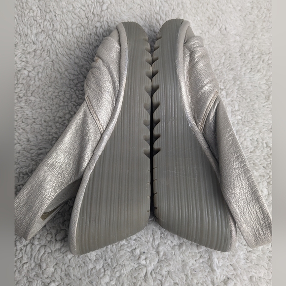 FLY LONDON Wedge women sandals size 37 = 6.5, 7 us color pale shinny gold - Picture 9 of 13